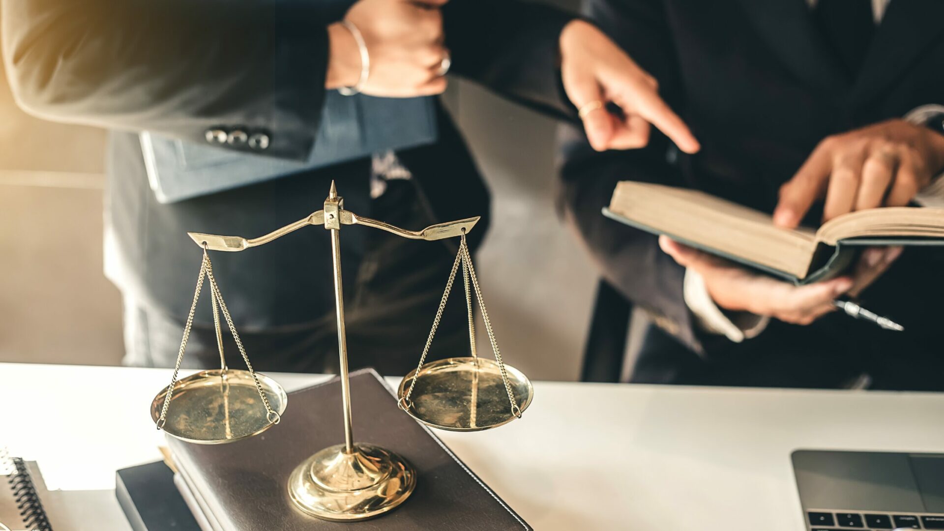Contract Attorney vs Business Attorney